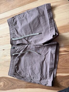 Vuori women's athletic shorts in mauve-taupe